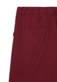Pantalons bordeaux avec taille élastique, passants de ceinture et une poche passepoilée au dos avec bouton.