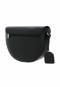Borsa a tracolla nera in pelle con forma semicerchiata, chiusura a pattina, tasca frontale con zip e un'etichetta removibile. Texture opaca con un leggero grano.