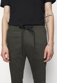 DRYKORN JEGER - Calças - mottled olive