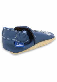Marineblauwe leren schoen met een zachte suède zool, voorzien van een klittenbandsluiting en decoratieve elementen op het bovenwerk. Merktag zichtbaar.