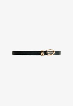 Ceinture en cuir noir avec un design étroit, dotée d'une boucle en métal doré et de détails d'accent près de la boucle. Texture lisse sur l'ensemble.
