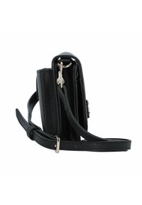 Černá kožená kabelka s texturovaným povrchem, nastavitelným popruhem, stříbrným kováním a kompaktním obdélníkovým tvarem. Viditelný boční pohled.