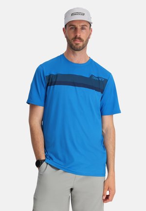 T-shirt bleu à manches courtes en tissu lisse, avec une bande horizontale marine sur la poitrine et un logo sur le côté gauche.