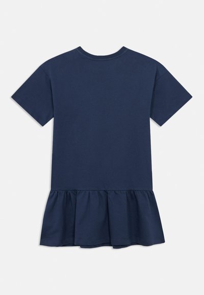 Κοντό φόρεμα σε ναυτικό μπλε με βολάν στη ραφή. Κατασκευασμένο από μαλακό βαμβάκι, με κλασικό στρογγυλό λαιμό και απαλή υφή.