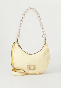 Borsa a tracolla in similpelle gialla con forma curva, accessori dorati, tracolla a catena e bordo nero a contrasto. Presenta un dettaglio logo sulla parte anteriore.