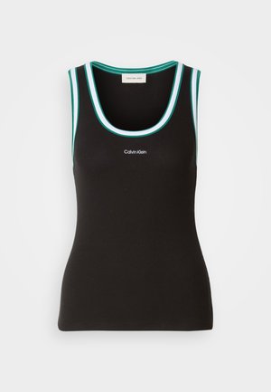 Crna majica bez rukava s rebrastom teksturom, širokim izrezima za ruke i zaobljenim dekolteom. Ukrašena tirkiznim i bijelim rubovima. Logotip prikazan sprijeda.