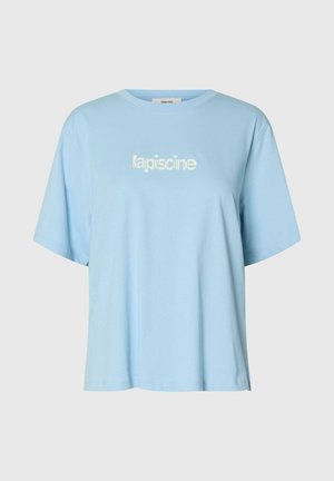 Hele sinine lühikeste varrukatega t-särk ümmarguse kaelusega, valge kirjaga "lapiscine" rinnal.