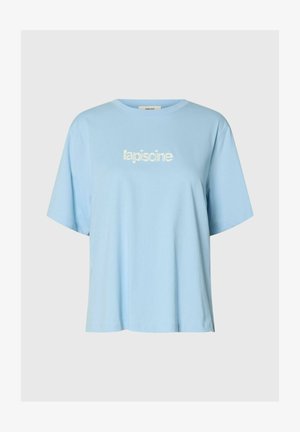 T-shirt bleu clair à manches courtes avec col rond et texte blanc « lapiscine » imprimé sur la poitrine.