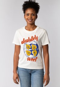 Weißes Baumwoll-T-Shirt mit einer bunten Grafik von gelben Birnen auf einem blauen Teller und dem Text "absolut süß" in Orange.