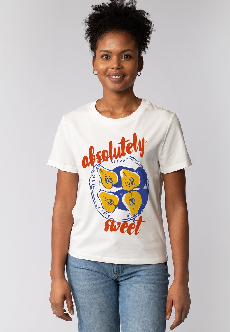 Weißes Baumwoll-T-Shirt mit einer bunten Grafik von gelben Birnen auf einem blauen Teller und dem Text "absolut süß" in Orange.