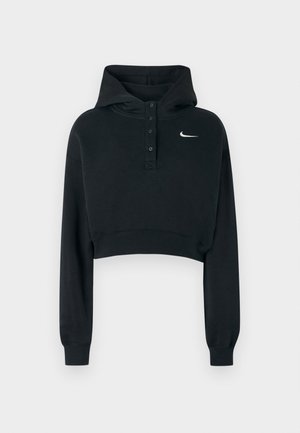 Svart kort hoodie i mjukt tyg, med knäppt krage, långa ärmar och en liten vit Nike-logga på bröstet.