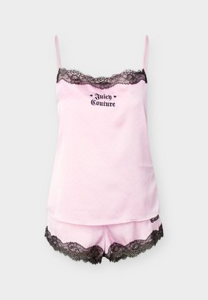 Rosa Satin-Camisole- und Shorts-Set mit schwarzer Spitzenborte und "Juicy Couture"-Schriftzug auf der Brust und am Saum der Shorts.