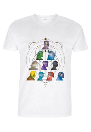 T-shirt bianco in cotone con una stampa artistica colorata che raffigura più profili in silhouette disposti in un design circolare con accenti geometrici.