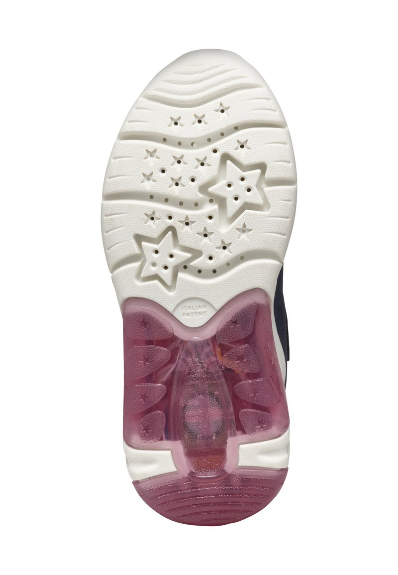 La semelle extérieure de la chaussure présente une surface en caoutchouc blanc texturé avec des découpes en forme d'étoile, un rembourrage translucide rose et un motif en vagues.