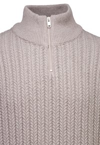Hellgrauer Strickpullover mit hohem Kragen und halber Reißverschlussöffnung, der ein strukturiertes Zickzackmuster über den gesamten Stoff aufweist.