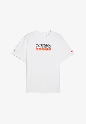 Hvid bomulds T-shirt med teksten "FORMULA 1 DRIVE TO SURVIVE" i sort og orange, og med et rødt logo på venstre ærme.
