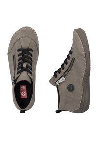 Chaussures en cuir gris avec une surface texturée, dotées de lacets, d'une fermeture éclair latérale et d'un logo circulaire. Semelle en caoutchouc avec des détails de couture contrastants.