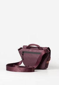 Borsa a tracolla bordeaux con finitura testurizzata, caratterizzata da una tasca anteriore con zip, una tracolla in tessuto e un manico corto sulla parte superiore.