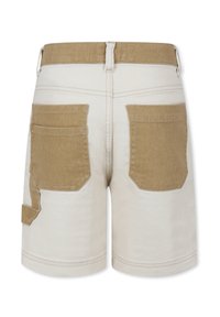 Pantaloni corti in cotone beige con una superficie liscia, dotati di due grandi tasche a toppa di colore marrone chiaro in contrasto e una cintura beige.