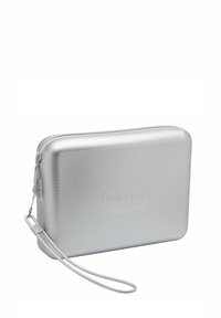 Funda rectangular de color plateado metálico con superficie texturizada, cierre de cremallera y una correa para la muñeca para facilitar su transporte.