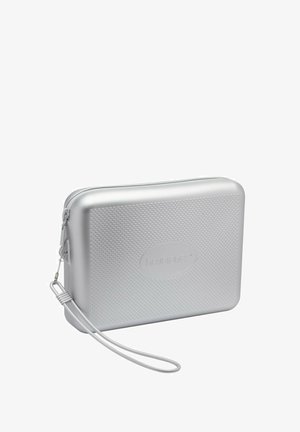 Custodia rettangolare di metallo argentato con superficie testurizzata, chiusura zip e un cinturino da polso per un facile trasporto.