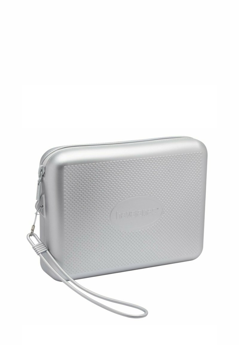 Funda rectangular de color plateado metálico con superficie texturizada, cierre de cremallera y una correa para la muñeca para facilitar su transporte.
