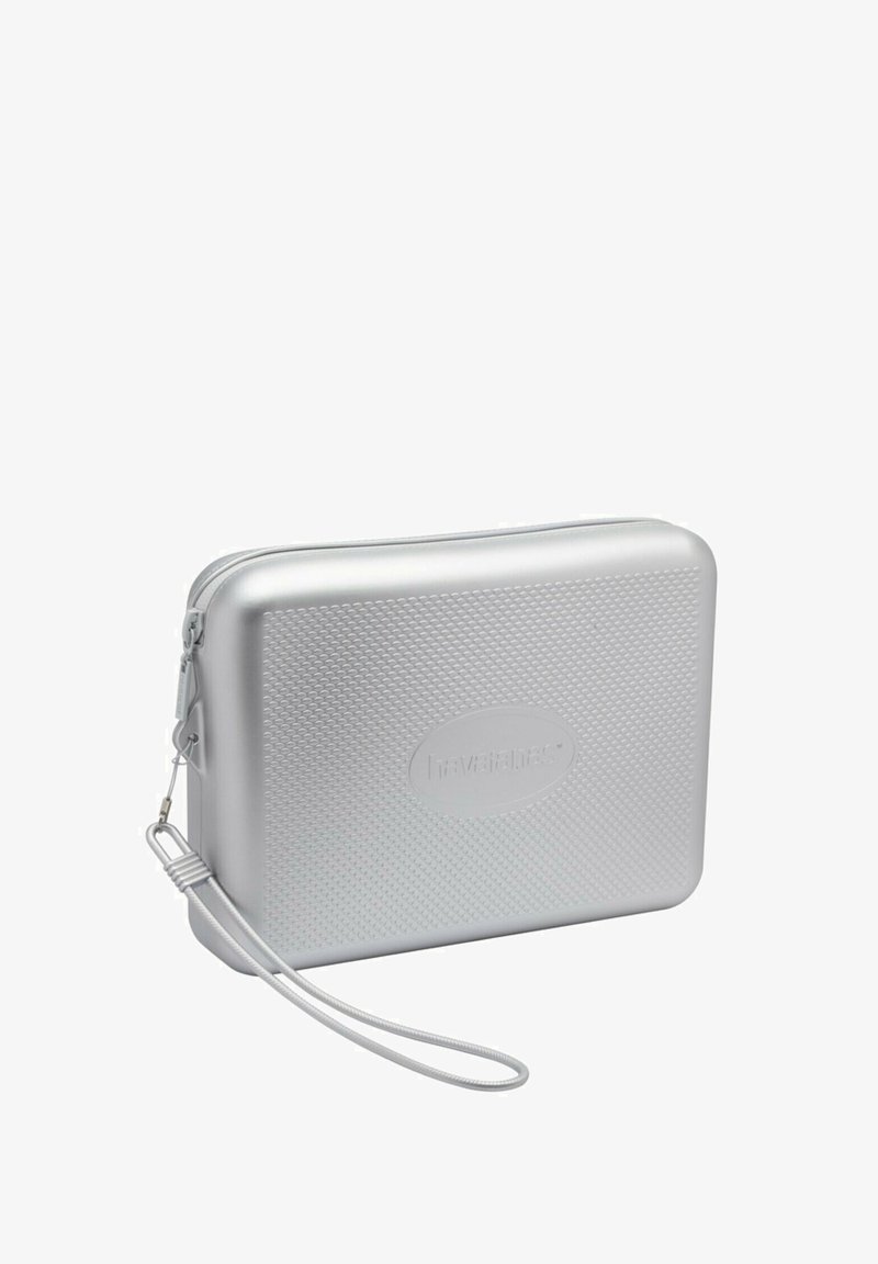 Funda rectangular de color plateado metálico con superficie texturizada, cierre de cremallera y una correa para la muñeca para facilitar su transporte.