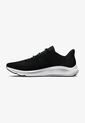 Scarpe sportive nere con tomaia in rete traspirante, chiusura con lacci e una suola intermedia bianca. Presentano una suola texturizzata per una maggiore aderenza.
