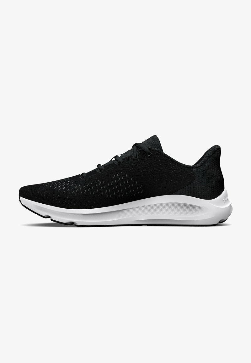 Czarne buty sportowe z oddychającą siateczkową cholewką, sznurowaniem i białą podeszwą środkową. Posiadają teksturowaną podeszwę dla lepszej przyczepności.