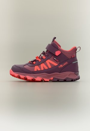 Kindersport-Wanderschuh in Lila und Koralle mit Klettverschluss, Zuglasche und profilierter Sohle auf hellem Hintergrund.
