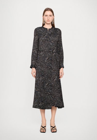 Zwarte geprinte jurk met lange mouwen, een knoopsluiting bij de hals en een vloeiende silhouet. Heeft een geometrisch ontwerp met metallic accenten.