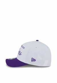 Weißer Baseballcap mit einem lila Schirm, der auf der Vorderseite bestickten Text "Los Angeles Lakers" und ein Logo an der Seite hat.
