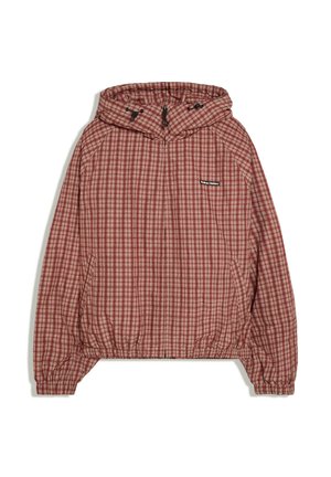 Rood en beige geruit hooded jack met frontale rits, elastische manchetten en zoom, en een klein zwart merklabeletik op de borst.