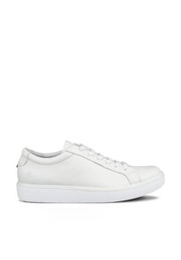 Baskets basses blanches en cuir avec des lacets, dessus texturé et semelle épaisse nervurée, montrées de profil.