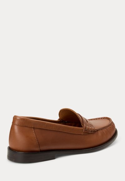 Brązowy skórzany mokasyn męski z przeszyciami i czarnym niskim obcasem, pokazany z boku na białym tle.