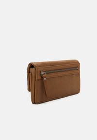 Braune Lederbörse mit strukturiertem Finish, ausgestattet mit einem Reißverschlussfach, mehreren Kartenfächern und einem Klappdesign.