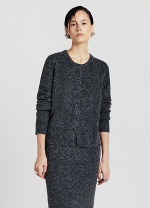 Dunkelgraue gestrickte Strickjacke mit rundem Ausschnitt, langen Ärmeln und vorderer Knopfleiste. Weiche Textur mit gerippten Bündchen und Saum.