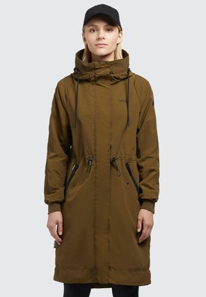 Veste imperméable vert olive avec un col haut, des cordons de serrage réglables à la taille et à la capuche, et deux poches avant zippées.