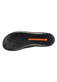 Czarna podeszwa sportowa z teksturowanymi wzorami, elastycznymi rowkami i wyraźnym pomarańczowym logo. Wytrzymały materiał gumowy z różnorodnymi wzorami bieżnika.