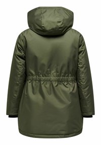 Olivgrön parkasjacka med huva, justerbar midja, elastiska ärmar och slät textur, med rak skärning och inga synliga knäppningar.