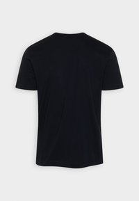 Černé tričko s krátkým rukávem vyrobené z měkké látky, s kulatým výstřihem a jednoduchým, čistým designem bez viditelných vzorů nebo akcentů.