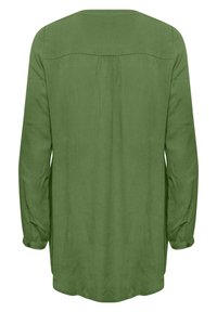 Groen blouse met lange mouwen en een zachte textuur. Heeft een ronde halslijn, een plooi detail aan de achterkant en manchetten met knopen.