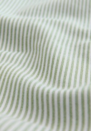 Baumwollstoff mit abwechselnden grünen und weißen Streifen, glatte Textur und einem leichten Glanz, was einen subtilen Mustereffekt erzeugt.
