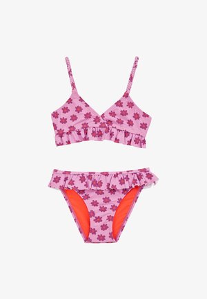 Costum de baie din două piese, de culoare roz, cu un model floral, având volane pe partea de sus și pe partea de jos, cu o căptușeală portocalie contrastantă pe slip.