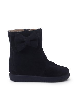 Botas de tobillo de ante negro con un lazo decorativo en el lateral, un forro suave y una suela de goma texturizada para mayor agarre.