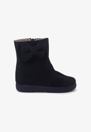 Botas de tobillo de ante negro con un lazo decorativo en el lateral, un forro suave y una suela de goma texturizada para mayor agarre.