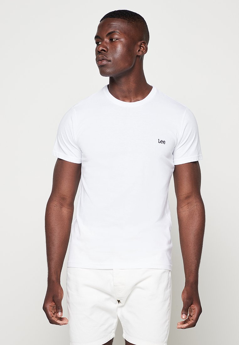 Biała bawełniana koszulka z okrągłym dekoltem i krótkimi rękawami, z małym czarnym logo "Lee" na lewej piersi.