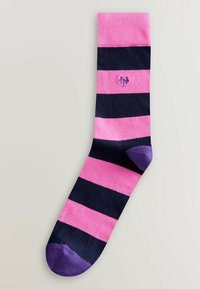 Chaussette unique avec de larges rayures horizontales roses et noires, pointe et talon violets, et un petit logo brodé près du bord-côte.