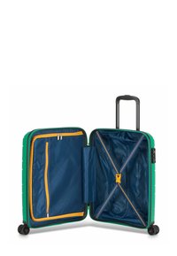 Maleta rígida de color verde con ruedas negras. El interior cuenta con un forro azul, un bolsillo con cremallera amarilla y correas ajustables para una mejor organización.