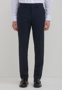 Pantaloni tailored blu navy in tessuto texturizzato, con un classico design a gamba dritta, chiusura con bottone e tasche laterali.